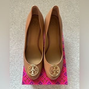 Tory Burch Benton 2 85mm closed toe wedge in Nappa Leather